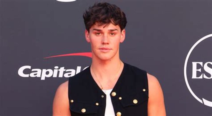 Is Noah Beck Gay? A Look at the TikTok Stars Sexuality and Relationships