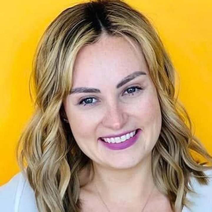 Molly Burke- Wiki, Age, Height, Boyfriend, Net Worth (Updated on October 2023)